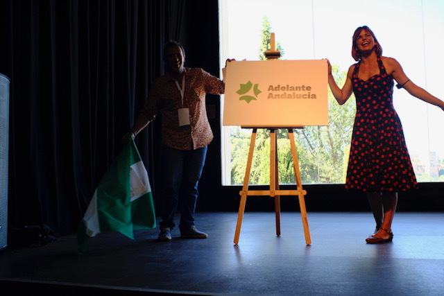 Teresa Rodrguez y Kichi muestran el nuevo logo de Adelante Andaluca.