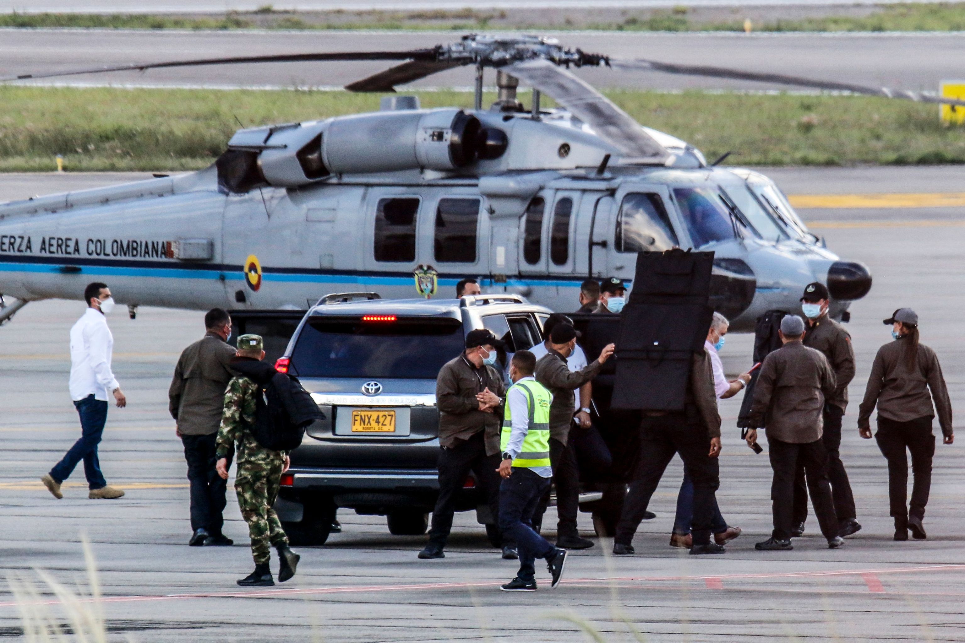 Ivn Duque abandona el helicptero presidencial tras el atentado.