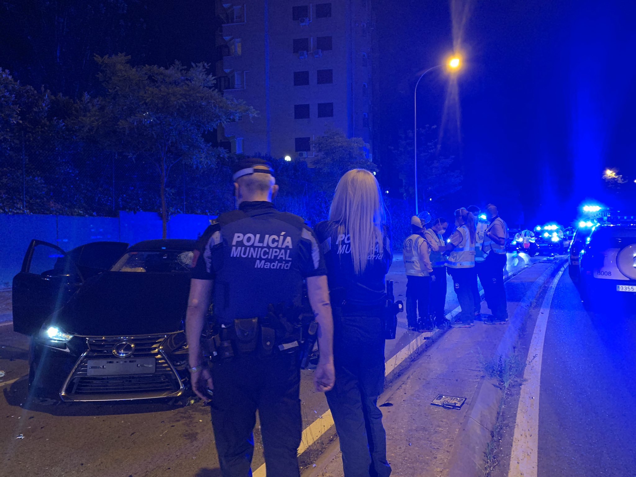 Agentes de Polica municipal en el lugar del accidente, en la calle Sinesio Delgado.