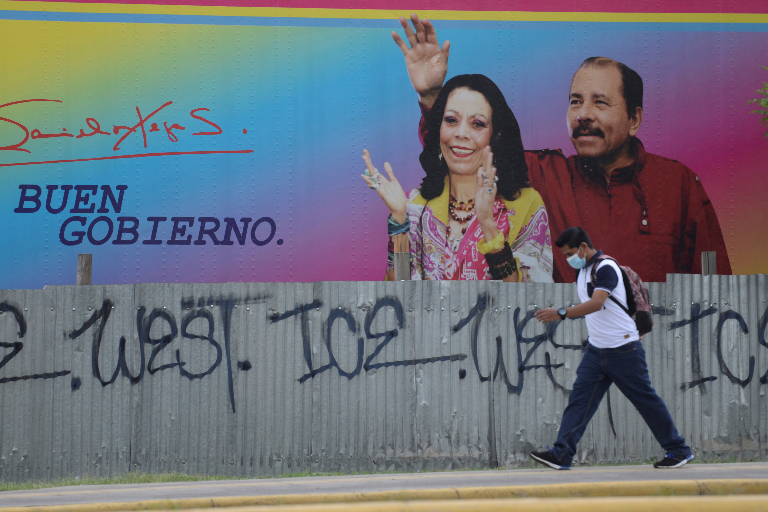 El presidente Daniel Ortega, junto a su mujer Rosario Murillo, en un cartel electoral.