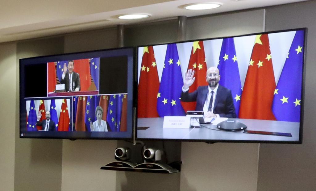 Los presidentes del Consejo Europeo, Charles Michel, y de la Comisión, Ursula von der Leyen, saludan por videoconferencia al presidente chino, Xi Jinping, en una cumbre en 2020.
