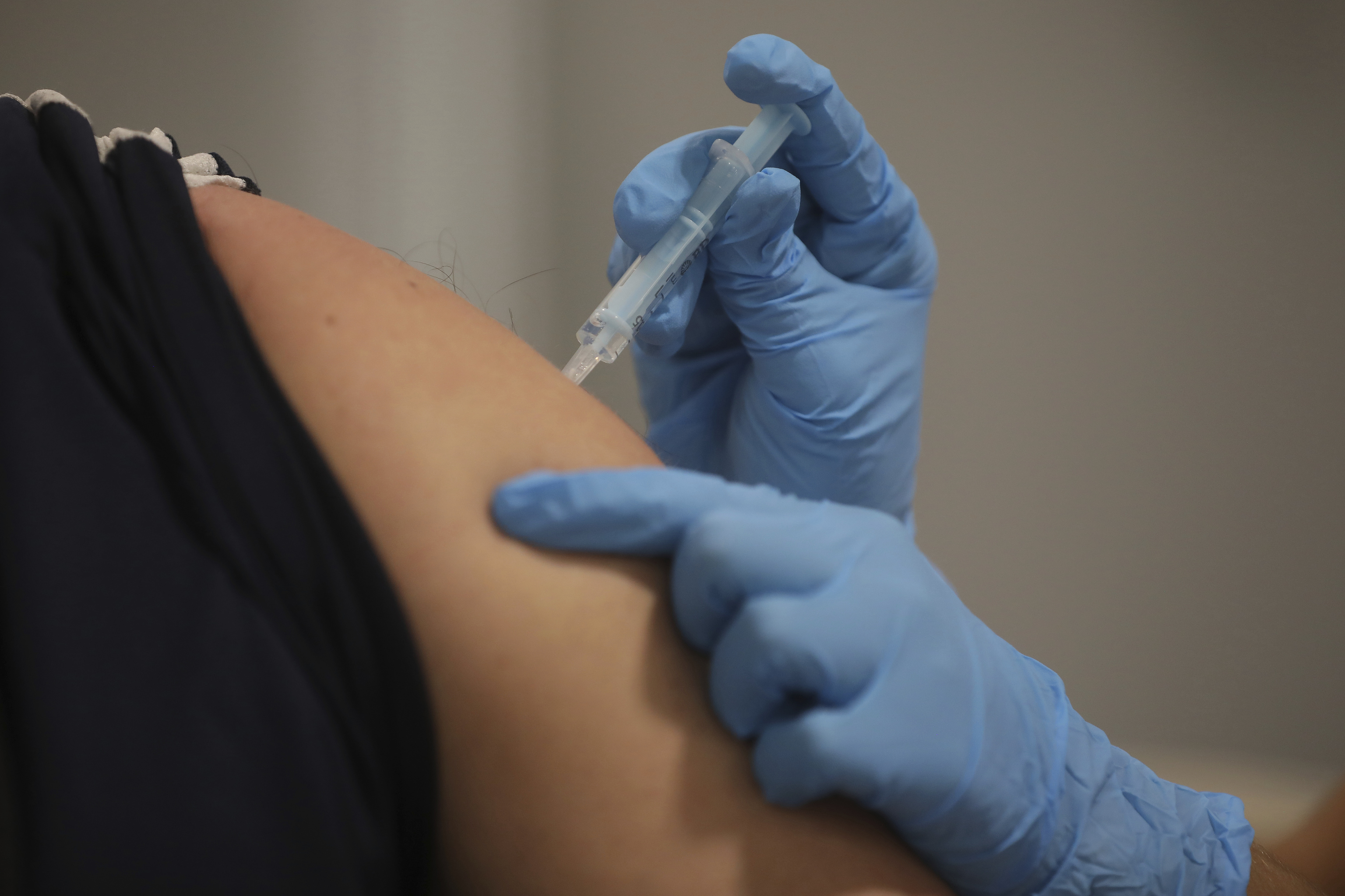 Un paciente recibe su vacuna contra el Covid-19.