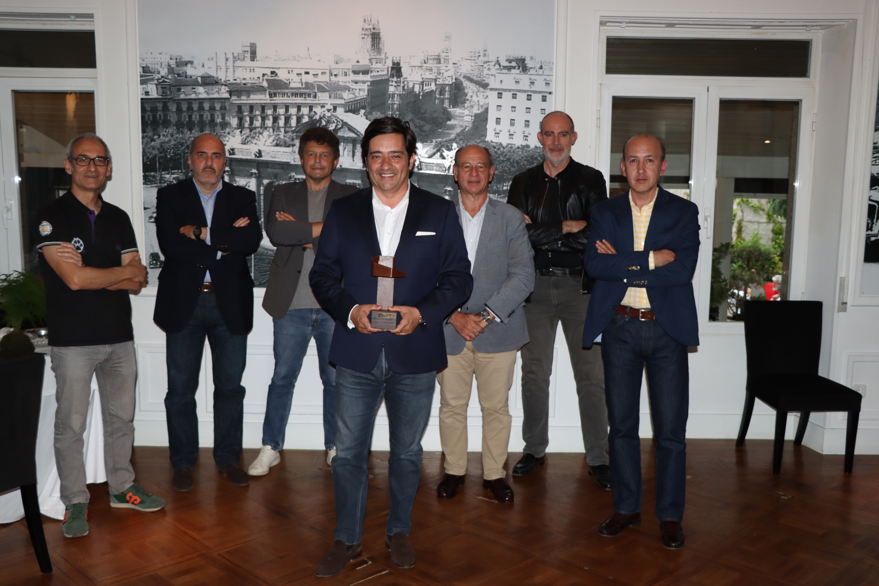 Recibiendo el premio de los jurados espaoles del Coche del Ao en Europa