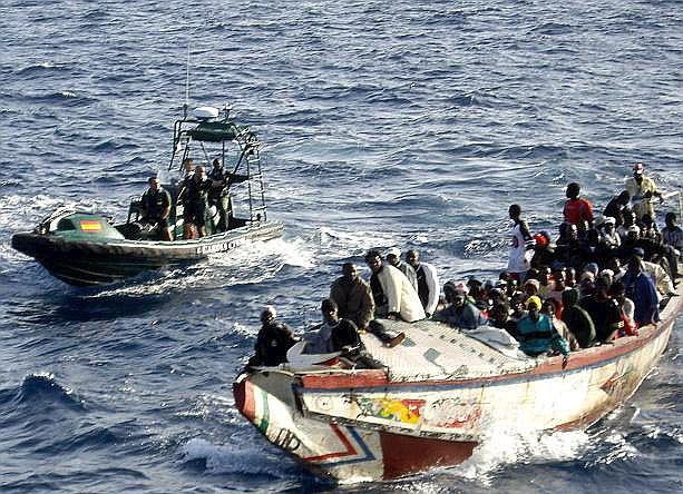 Imagen de archivo de una patrulla de Frontex interceptando un cayuco que intentaba llegar a Canarias desde Senegal.