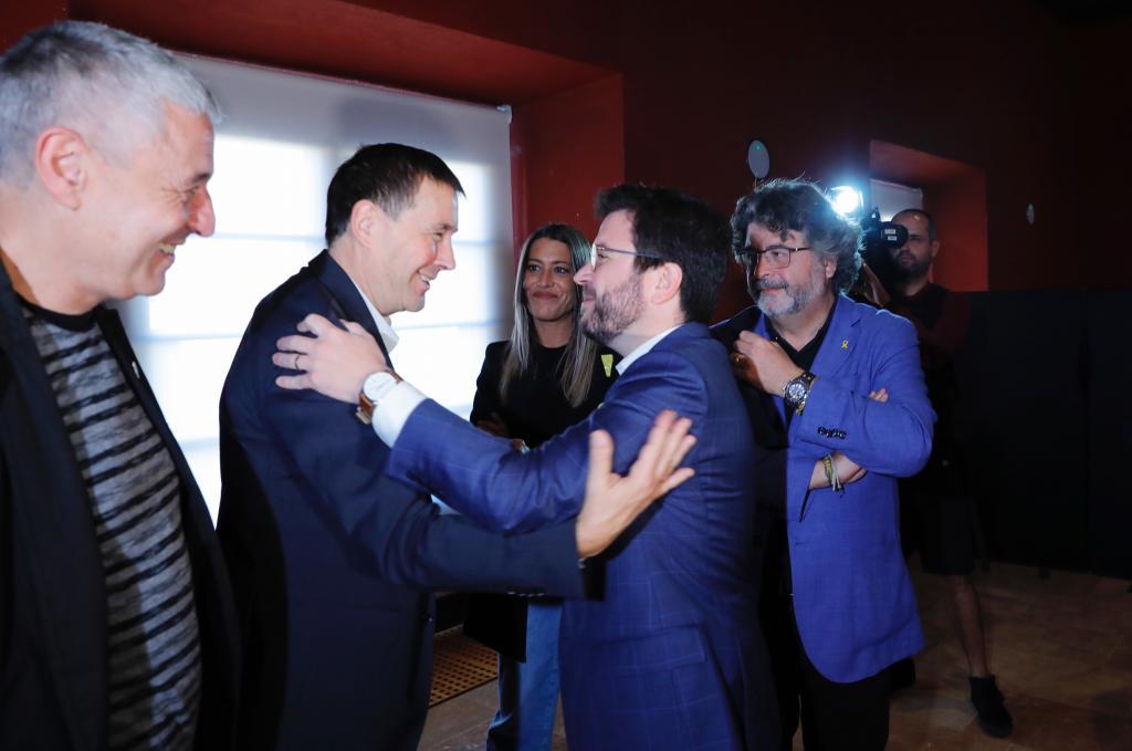 Arnaldo Otegi y Pere Aragons se saludan durante un encuentro mantenido por partidos soberanistas en Barcelona en 2019.