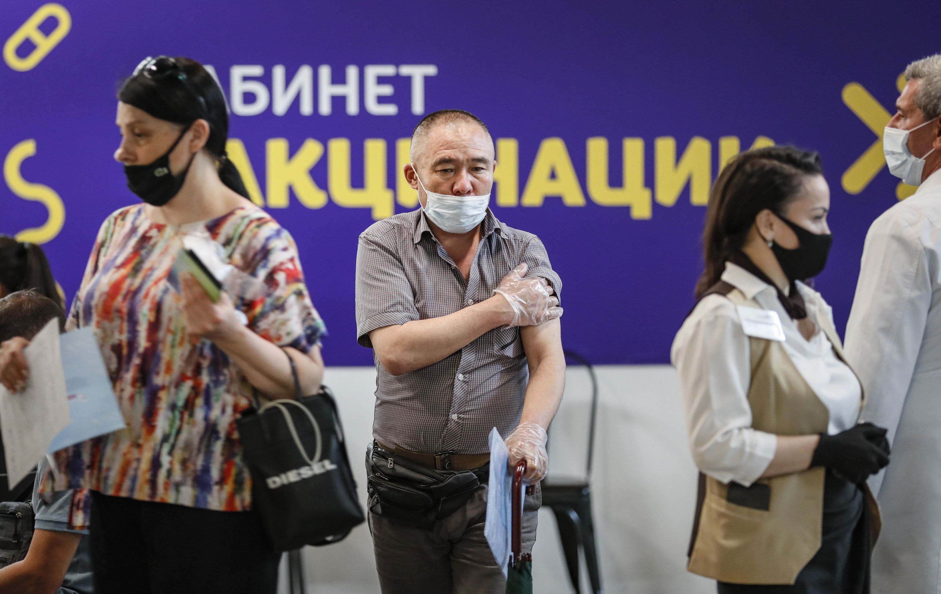 Un hombre ruso, en Mosc, tras ser vacunado frente al Covid-19.