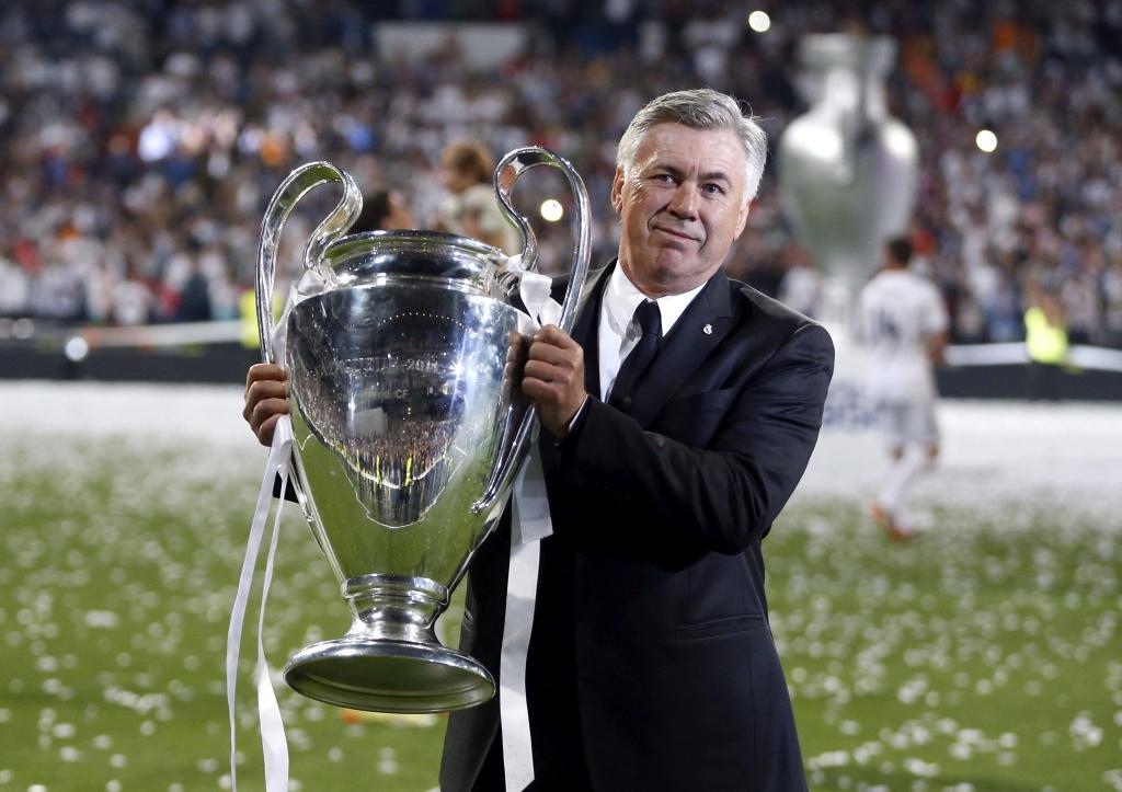 El entrenador del Real Madrid, Carlo Ancelotti, con el titulo de la Liga de Campeones que gab en su anterior etapa.