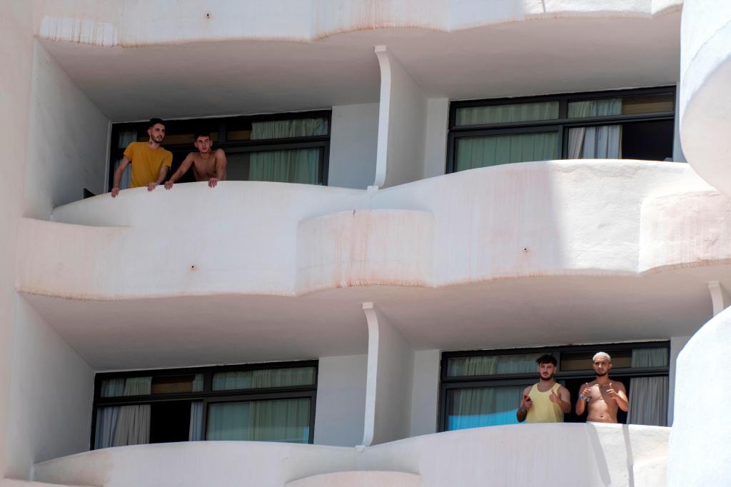 Varios de los jóvenes que permanecen en aislamiento en el hotel Palma Bellver.