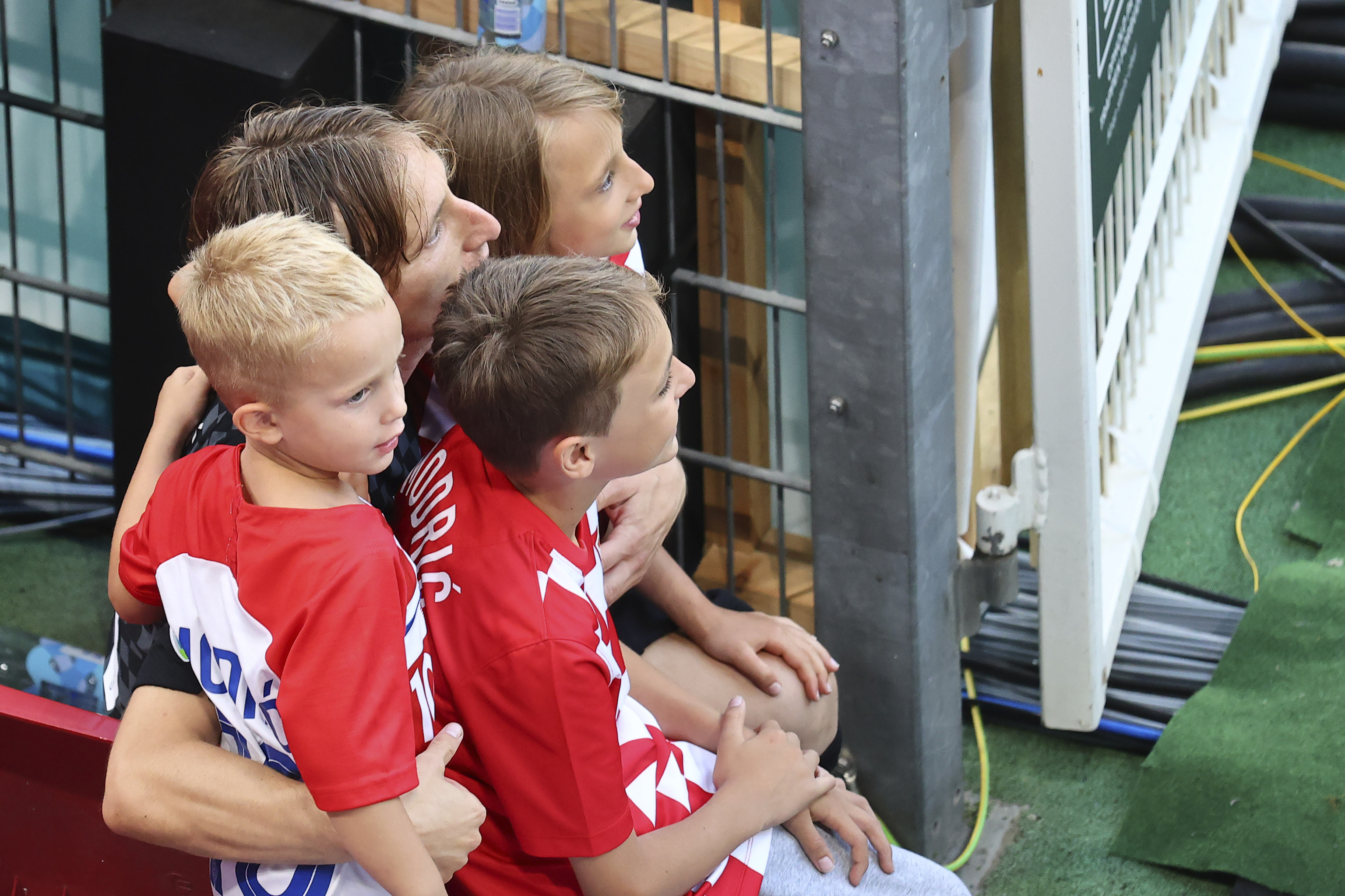 Luka Modric con sus hijos despus del partido