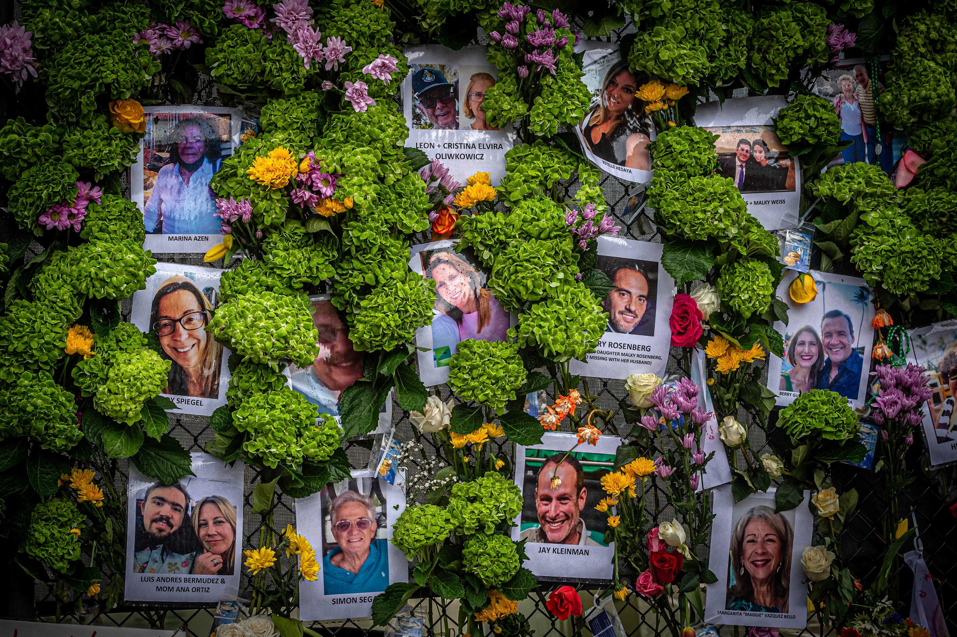 Memorial con imágenes de algunas de las personas fallecidas y desaparecidas en el derrumbe.