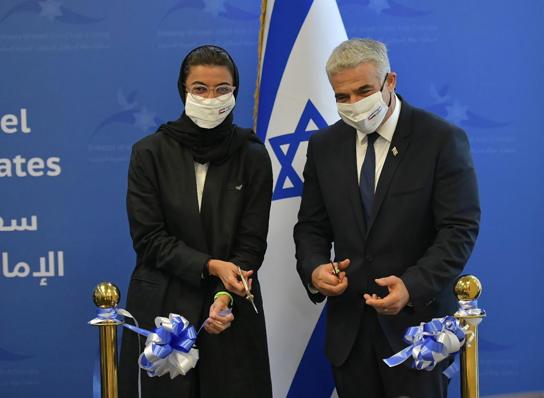 Yair Lapid y Noura Al Kaabi inauguran la embajada israel en Abu Dhabi.