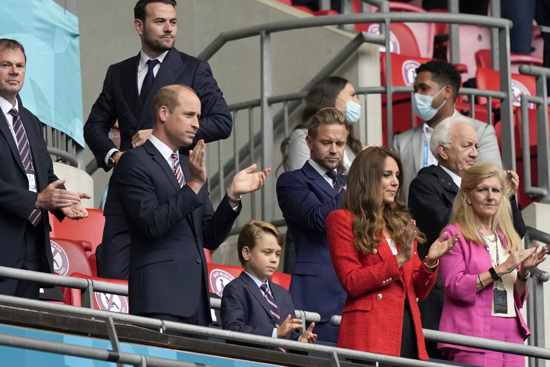 Los duques de Cambridge y George, con amaricana y corbata, en el estadio de Wembley.