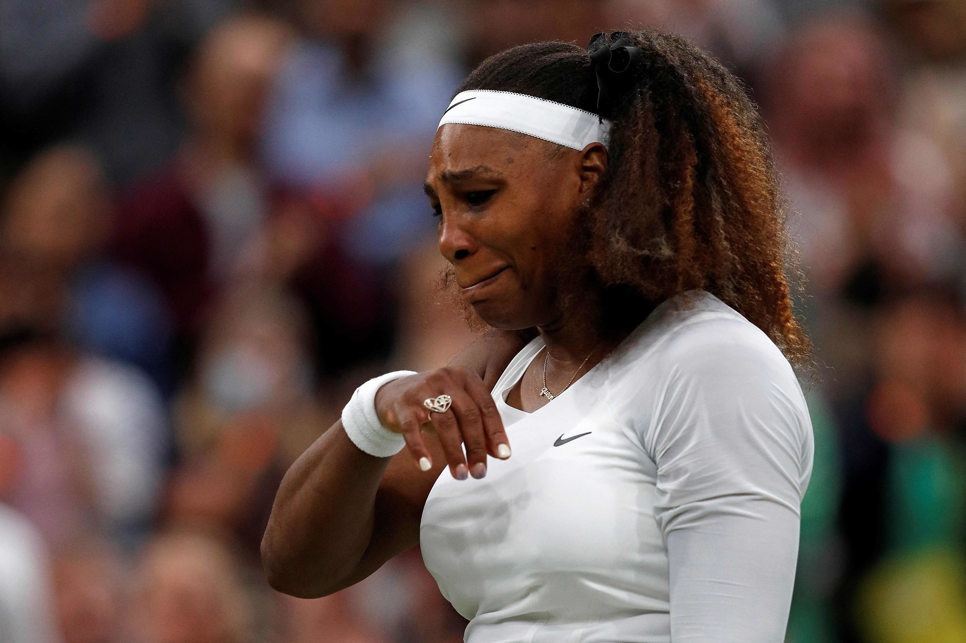 Serena abandona la pista llorando.