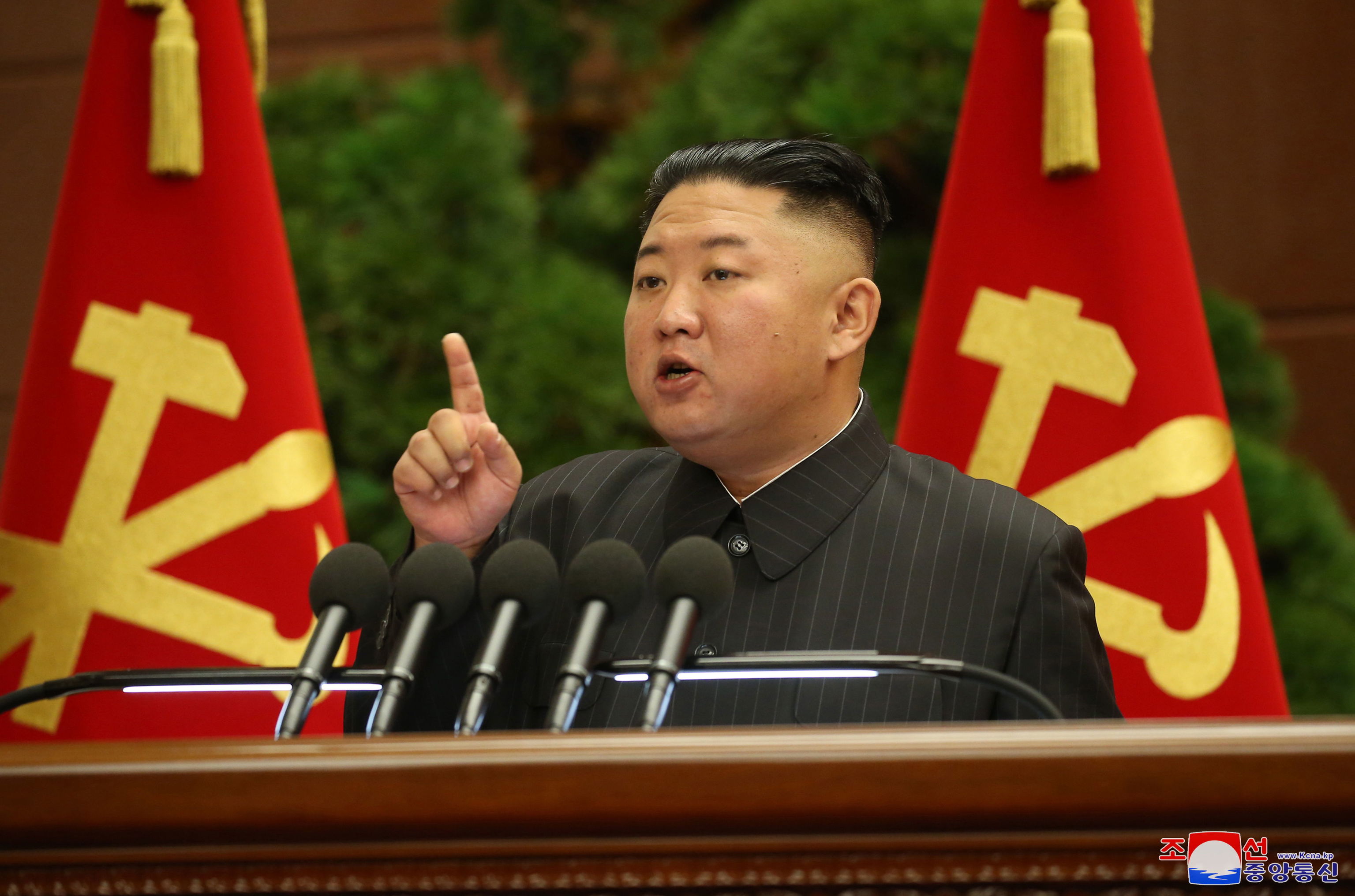 Kim Jong-un durante la reunin del partido nico.