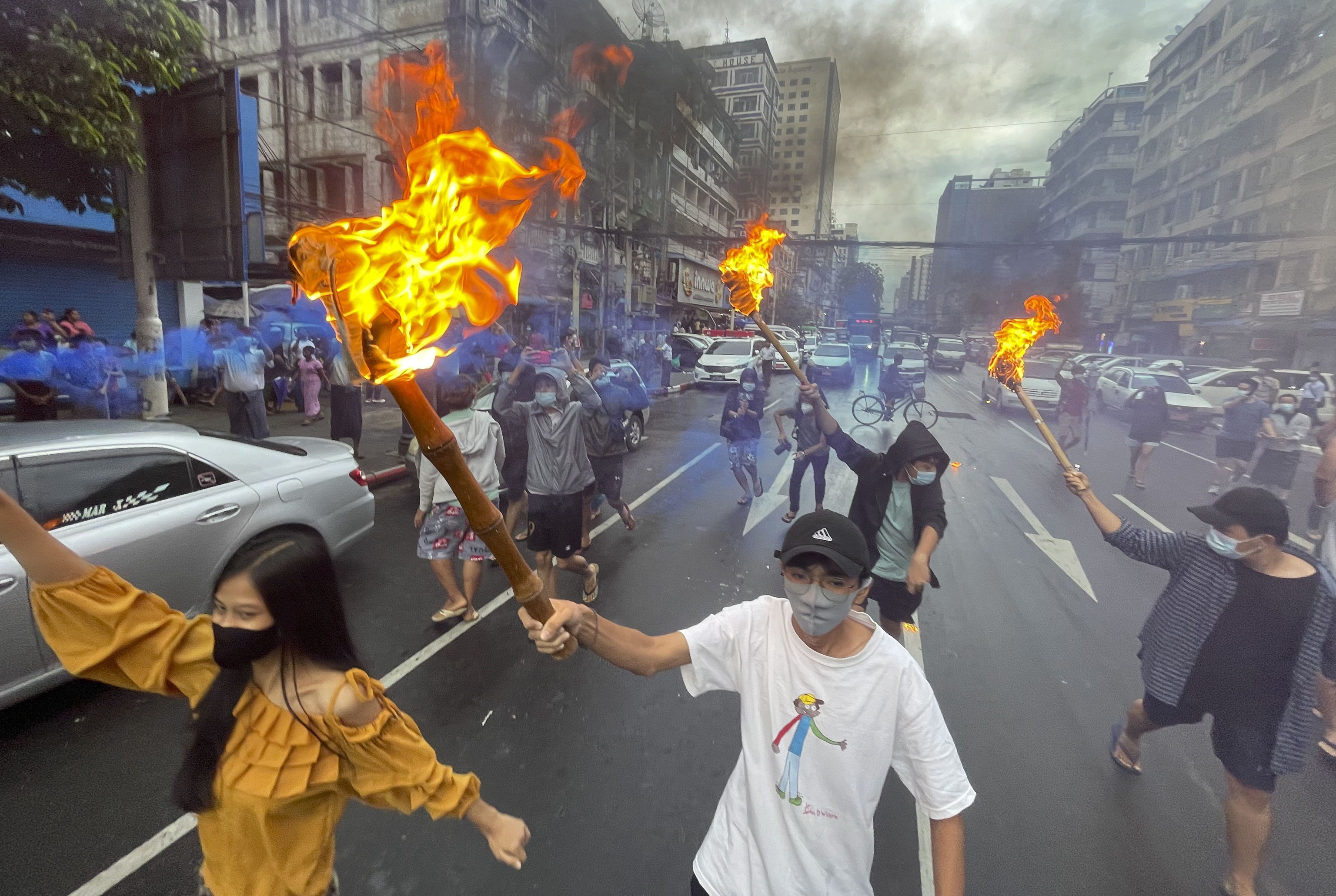 Manifestantes portando antorchas protestan por el golpe militar.