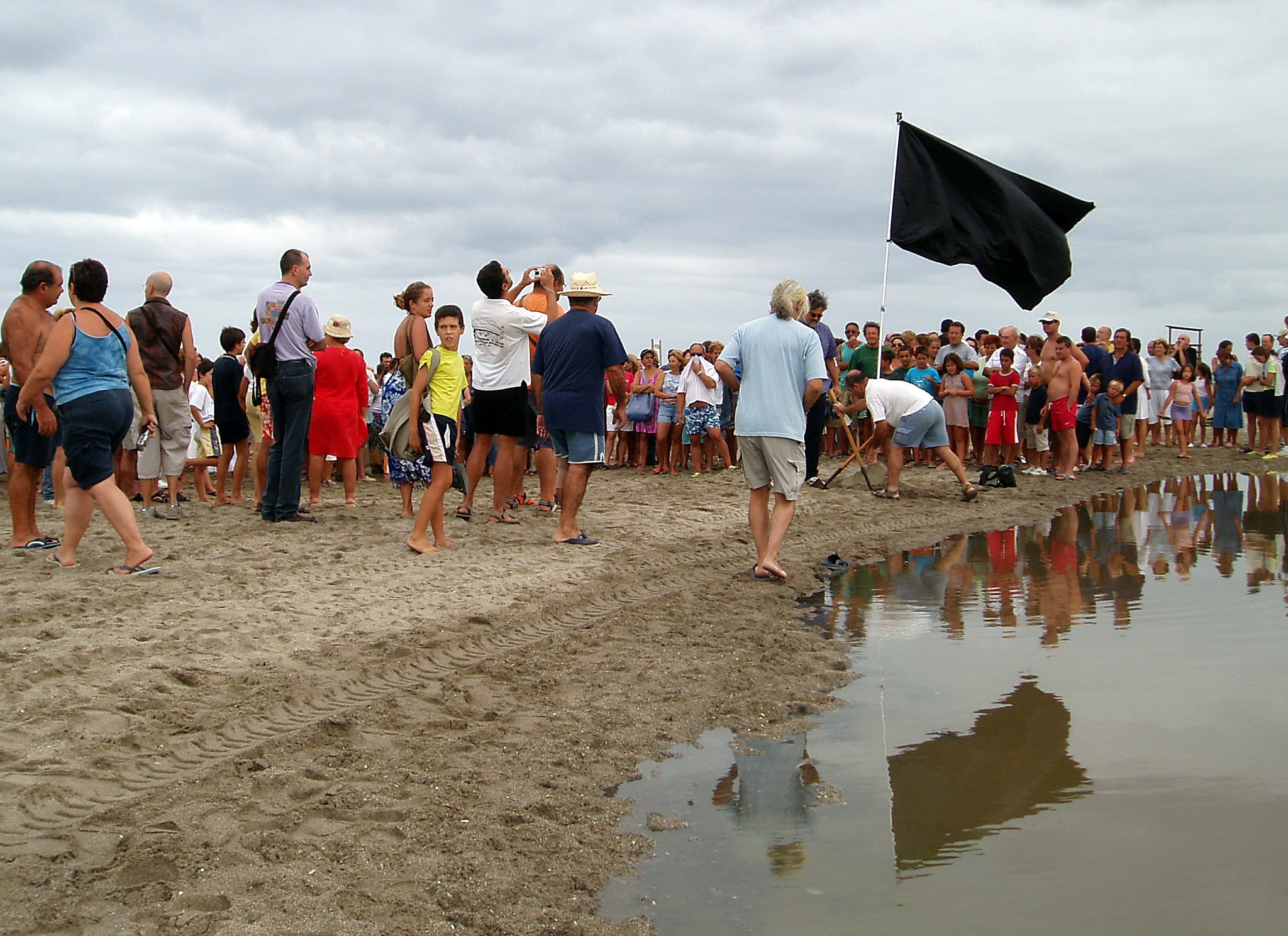 Vecinos de Vera y Garrucha junto a la bandera negra que izaron durante la protesta por la contaminación de las playas, en 2005.