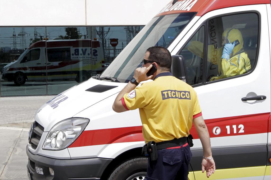 Un tcnico de ambulancia a las puertas de Urgencias.