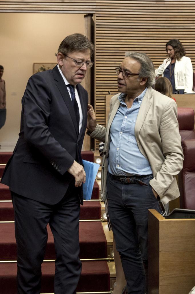 El portavoz socialista, Manolo Mata, saluda a Ximo Puig en las Cortes.
