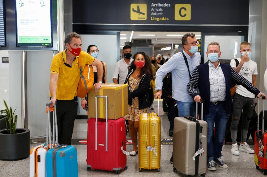 Turistas llegan al aeropuerto de Palma.