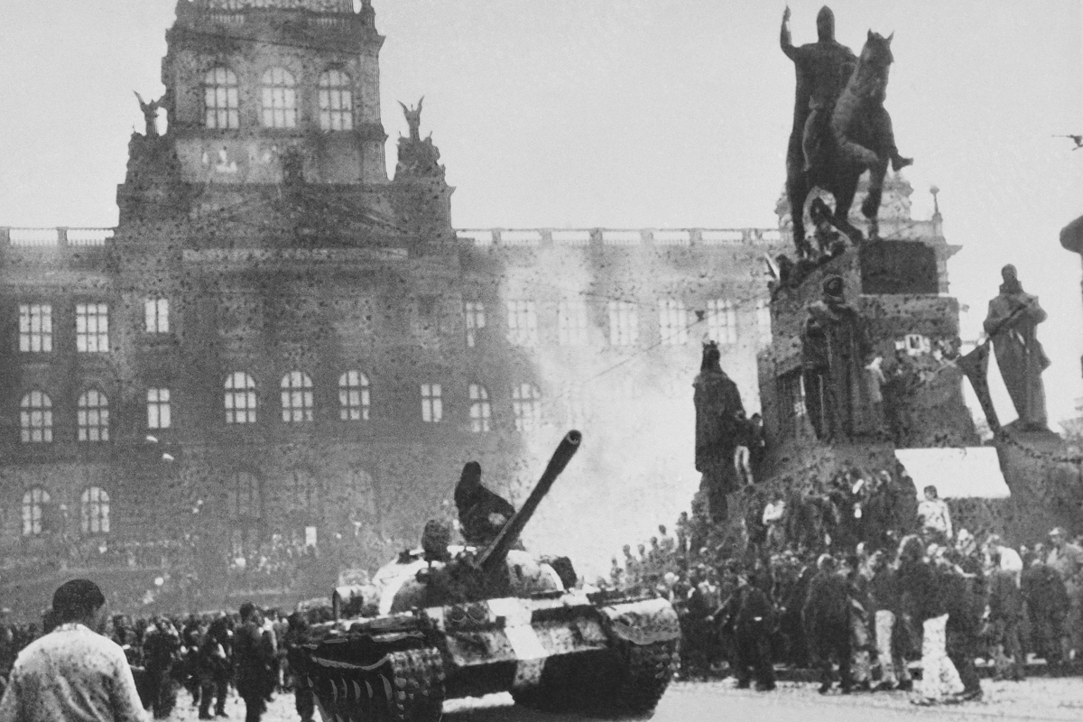 Un tanque soviético entra en Praga, en 1968.