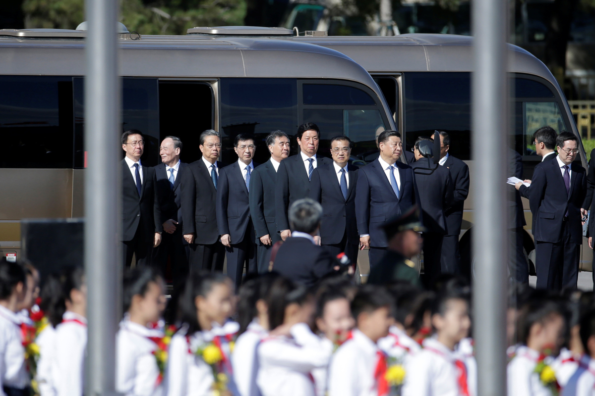 Xi Jinping (derecha) junto a lderes del Partido Comunista chino.