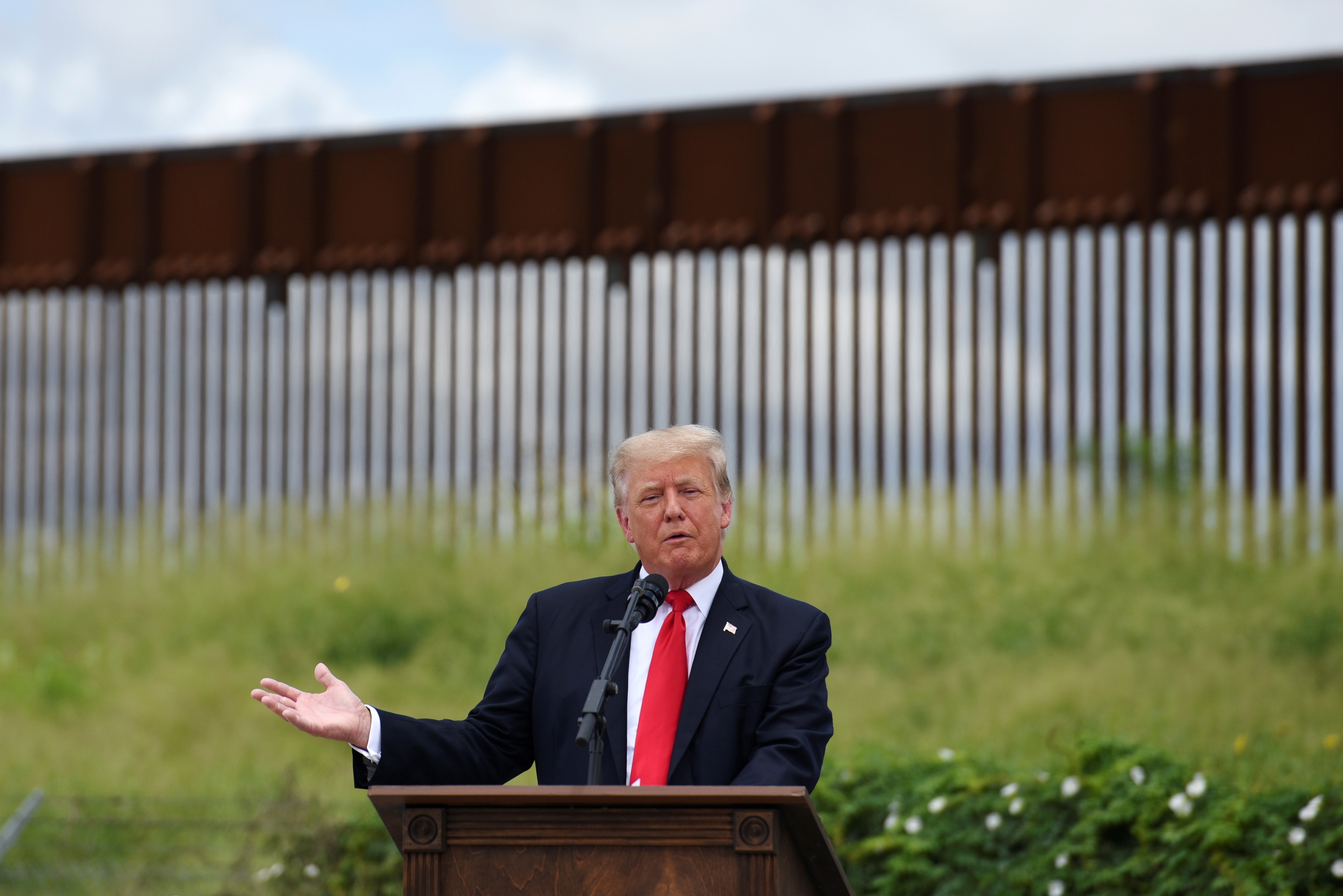 Discurso de Donald Trump frente a una sección del muro, este miércoles, en Texas.