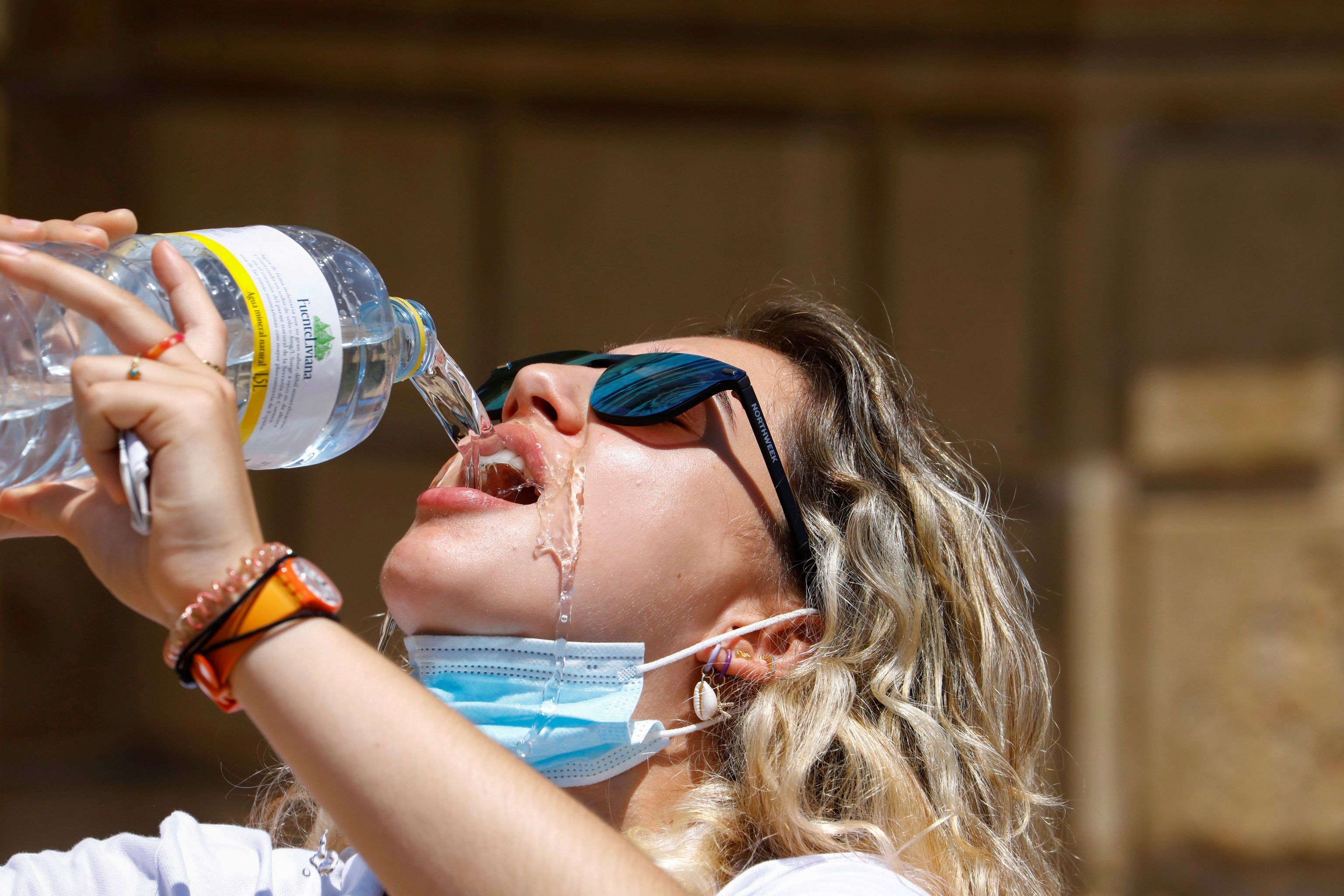 Una joven bebe agua para refrescase ante las altas temperaturas registradas este domingo en Crdoba.