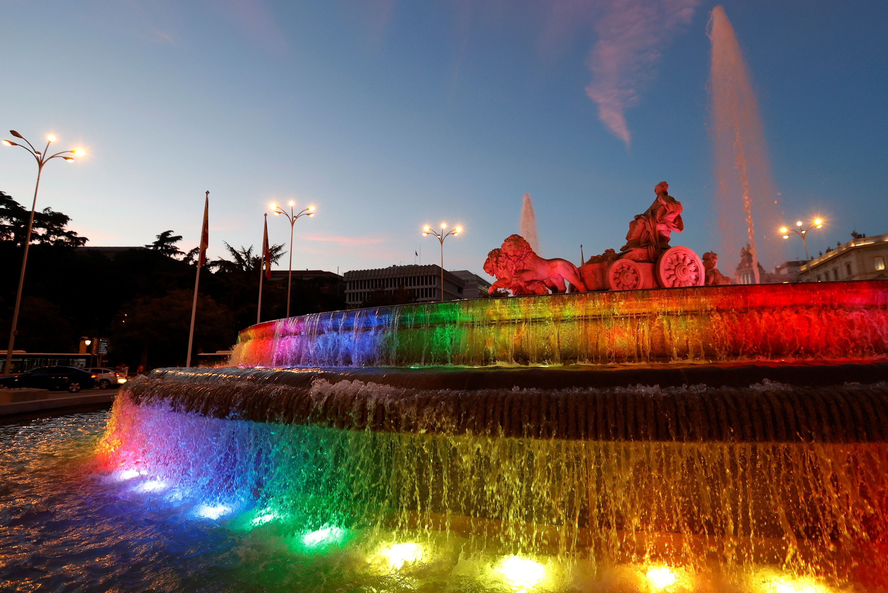 La fuente de Cibeles aparece iluminada con los colores de la bandera LGTBI con motivo del inicio de la fiestas del Orgullo 2021.