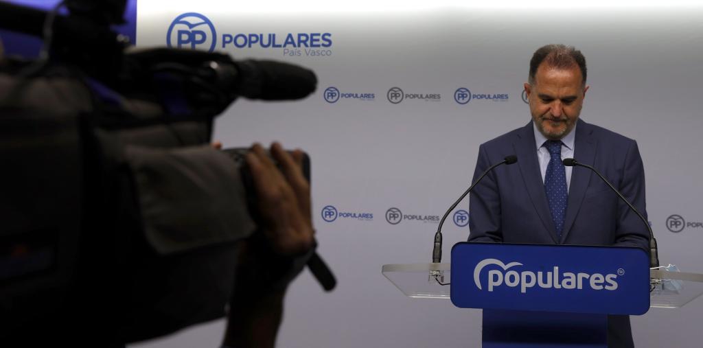Carlos Iturgaiz durante su comparecencia ante los medios de comunicacin en la sede del partido en Bilbao.