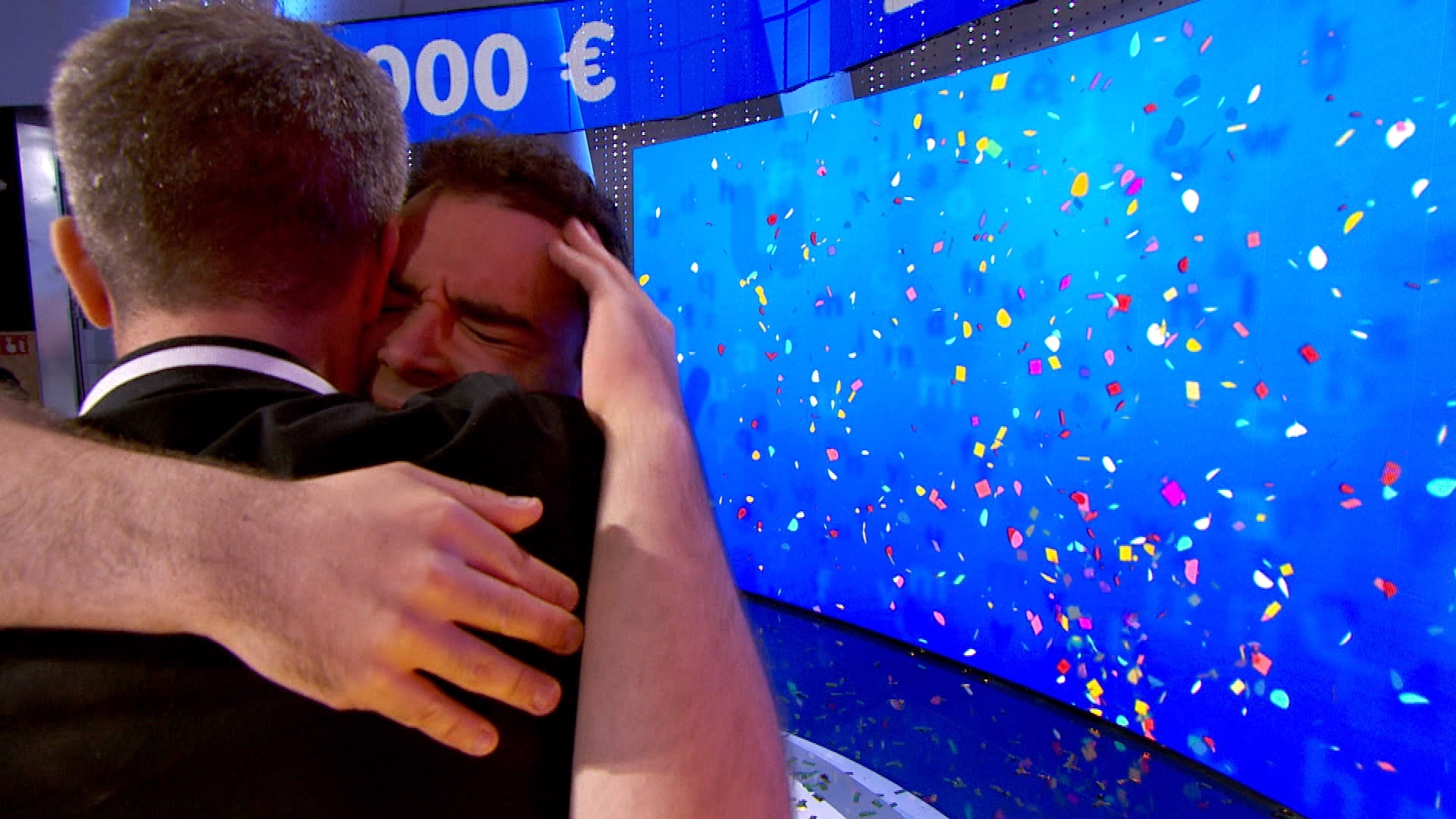 Pablo Daz se abraza con Roberto Leal, tras ganar el bote