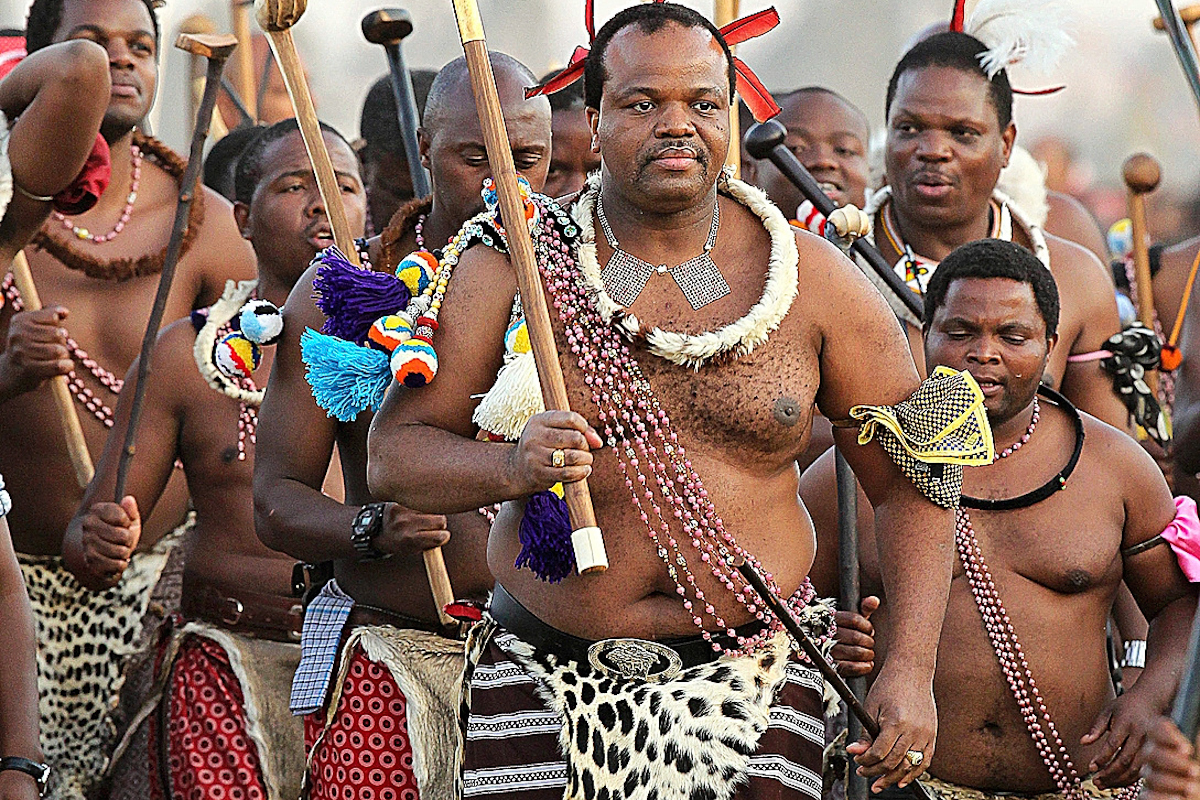 Mswati III, en 2012, durante el 'baile de las vírgenes'. GTRES