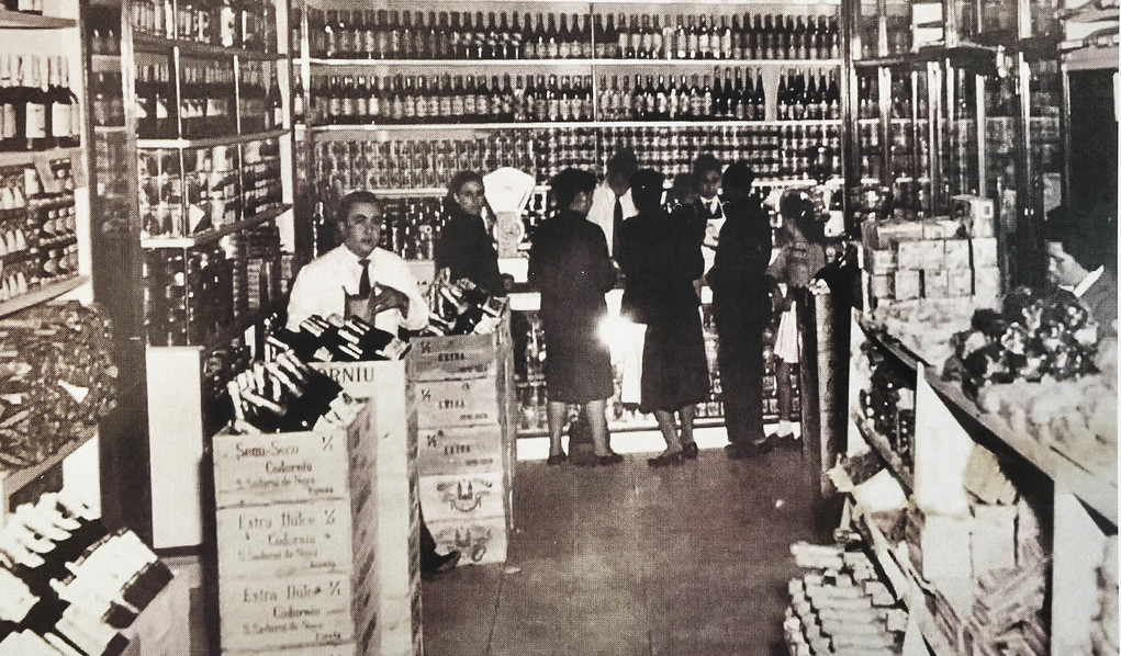 Varios clientes en el interior del sper Snchez Romero en la dcada de los 50.