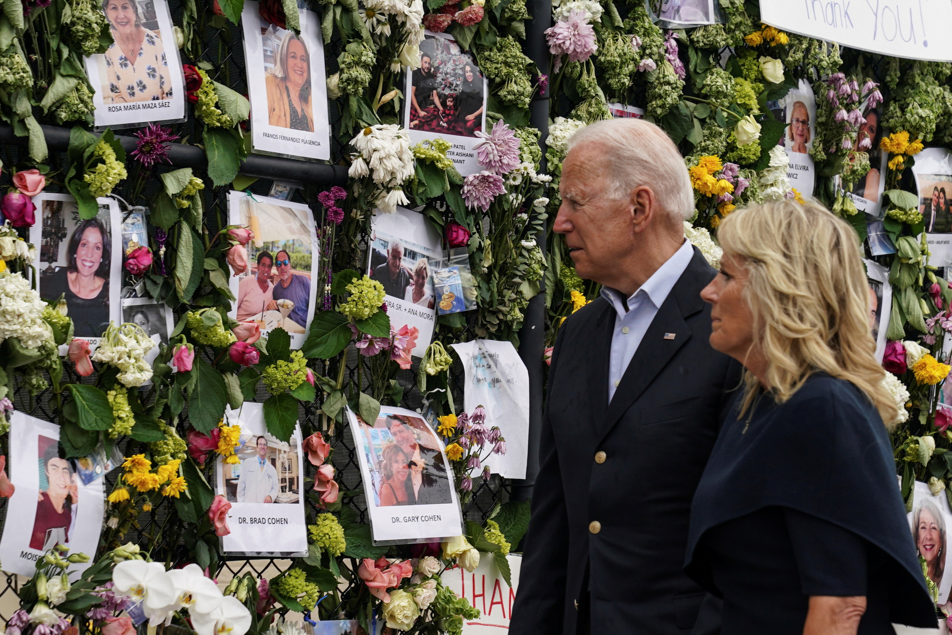 Joe y Jill Biden visitan el memorial por las vctimas del edificio.