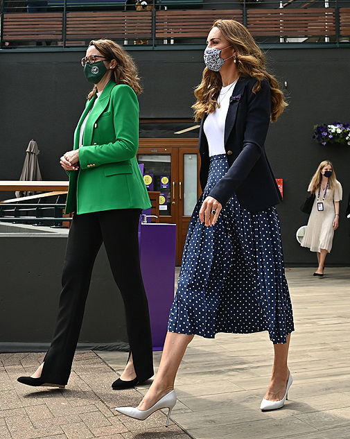 Look completo de la duquesa de Cambridge, con stilettos blancos.