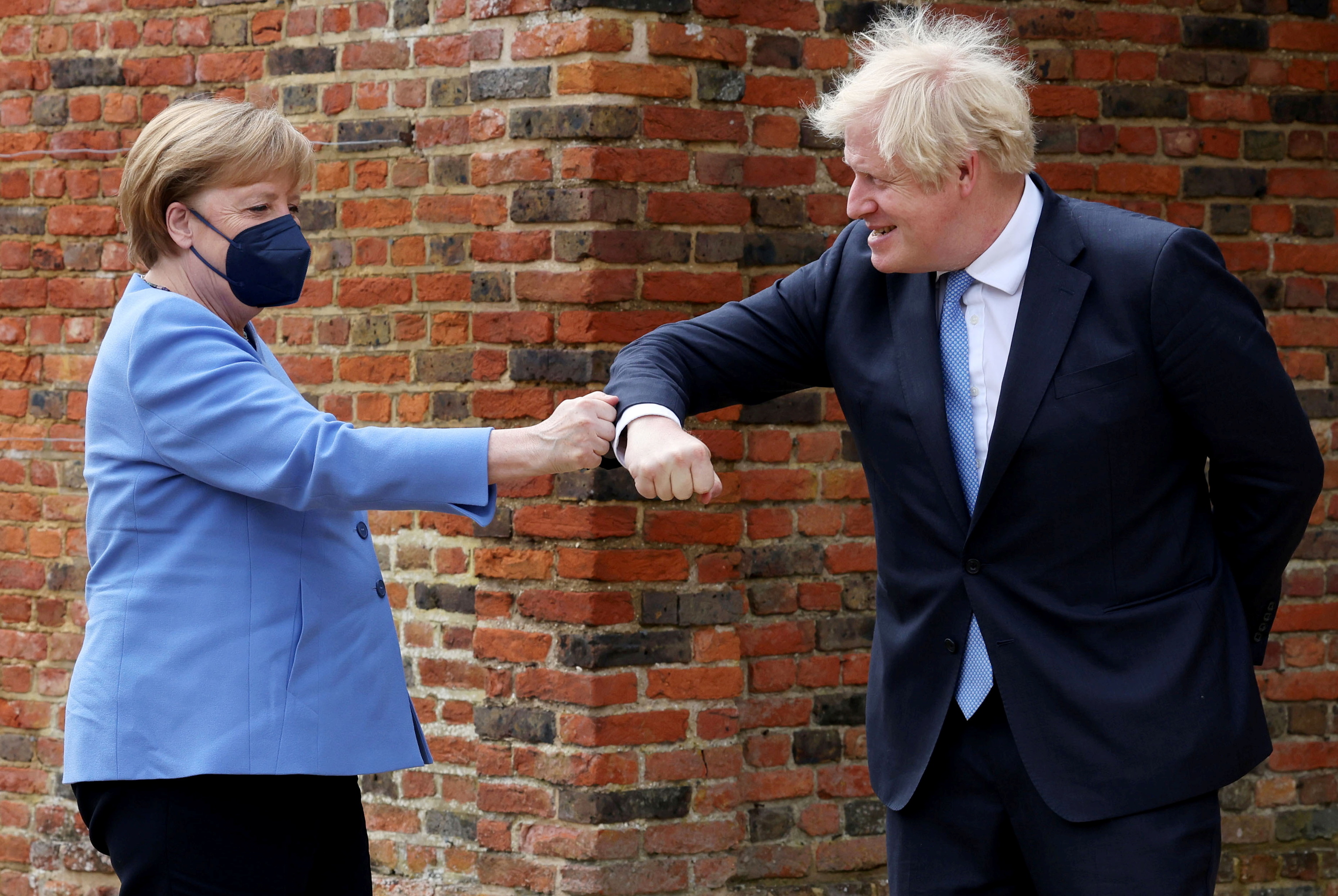 Angela Merkel y Boris Johnson se saludan en Buckinghamshire.