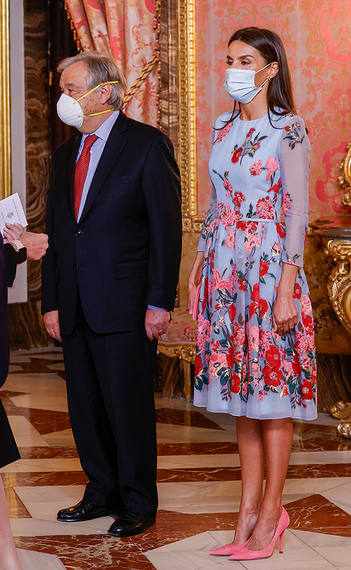 La Reina con vestido de flores de Carolina Herrera.