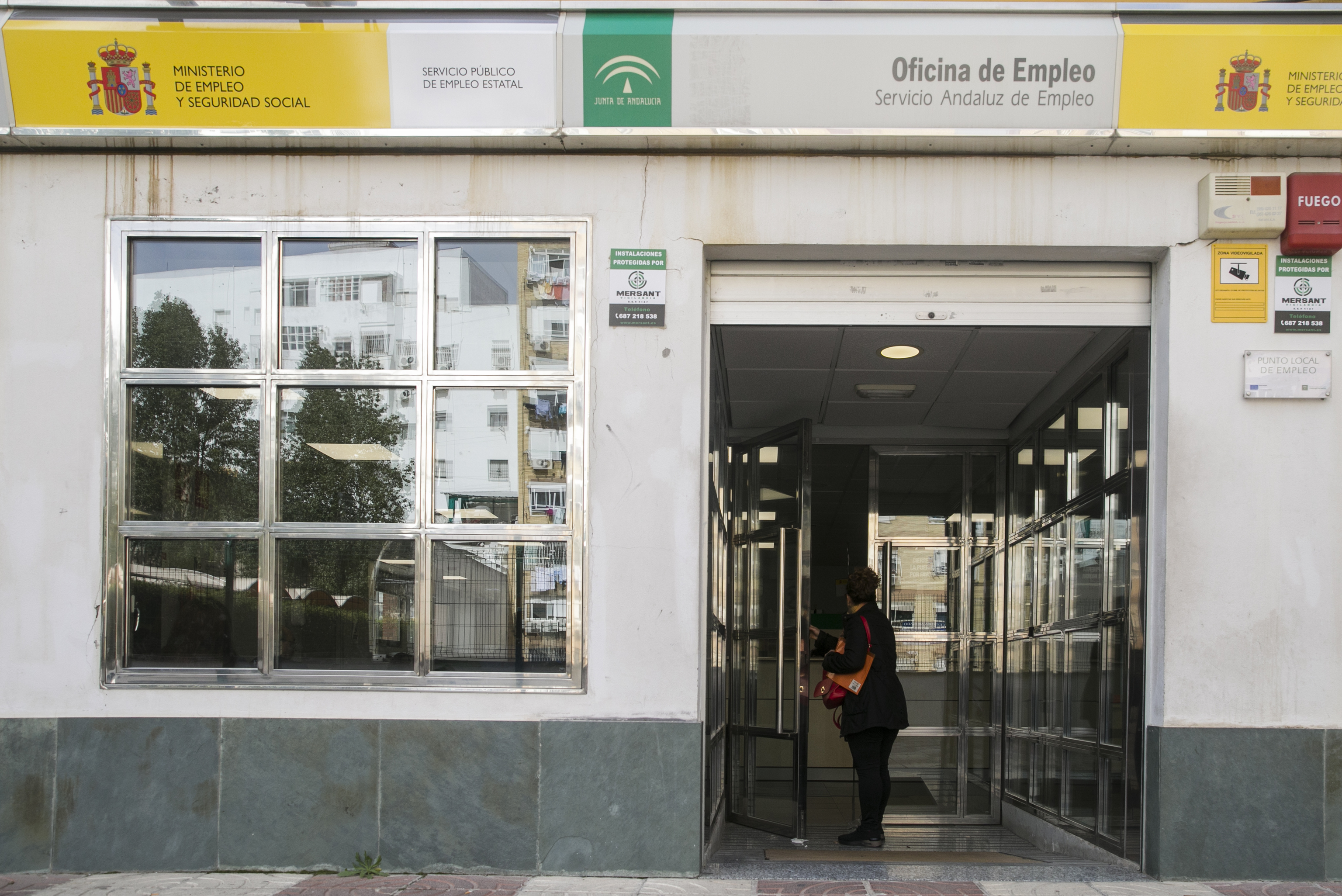 Una usuaria entra en una de las oficinas de la red del Servicio Andaluz de Empleo.