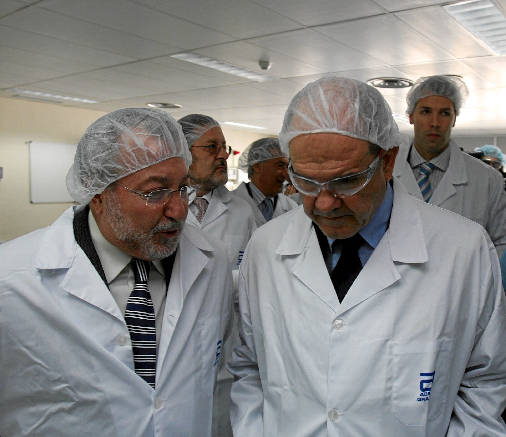 El entonces ministro Bernat Soria y el presidente de la Junta, Manuel Chaves, en febrero de 2009, en un laboratorio.