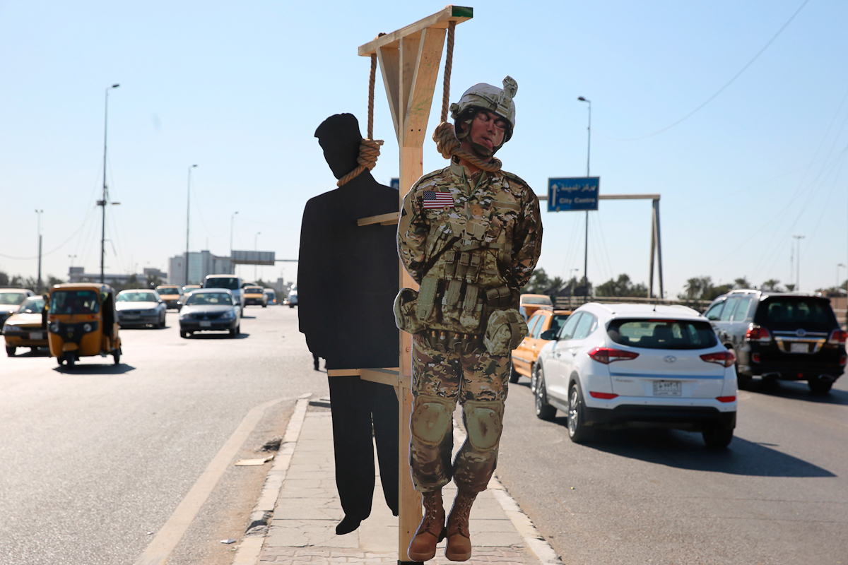Dos muecos de un soldado de EEUU y de Donald Trump en Bagdad.