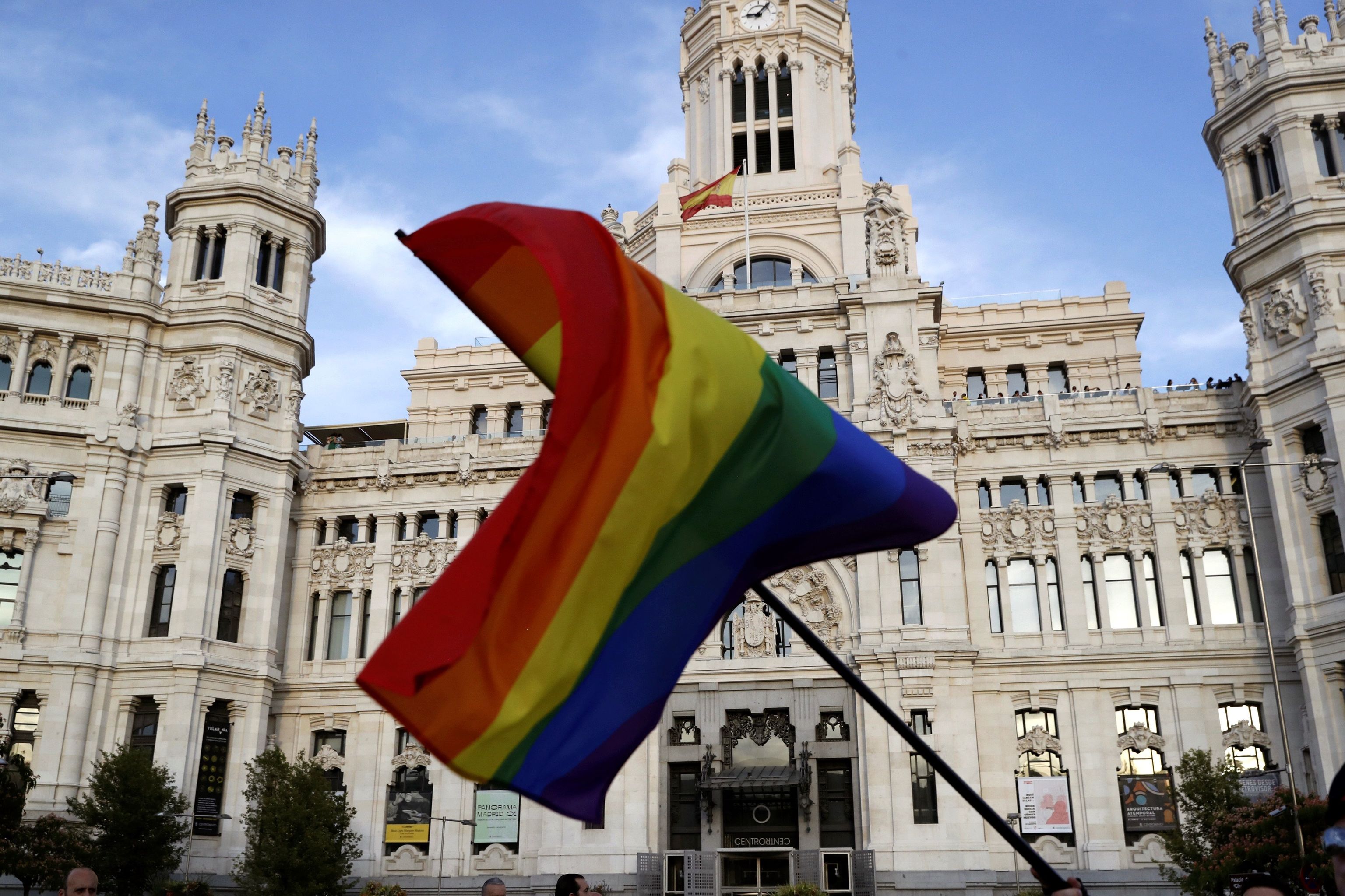 Un momento de la marcha del Orgullo LGTBI a su paso por el Palacio de Cibeles, sede del Ayuntamiento de Madrid.