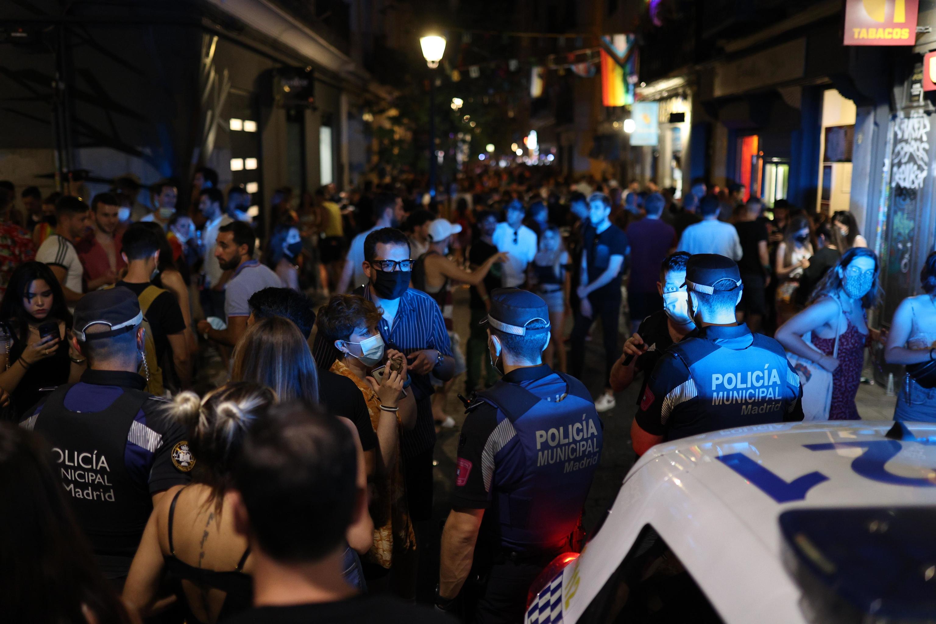 Miembros de la Polica Nacional controlan este sbado las calles del barrio madrileo de Chueca.
