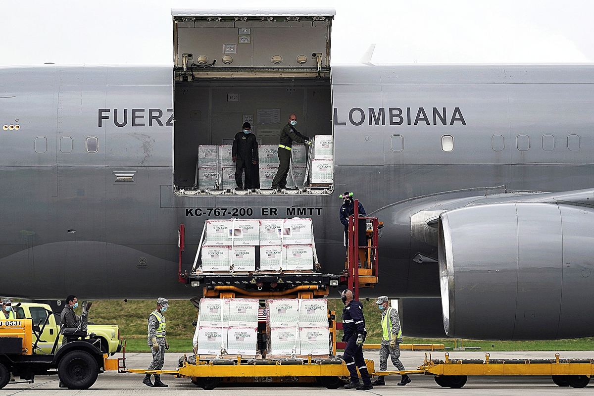 Vacunas donadas por EEUU llegan a Bogot.