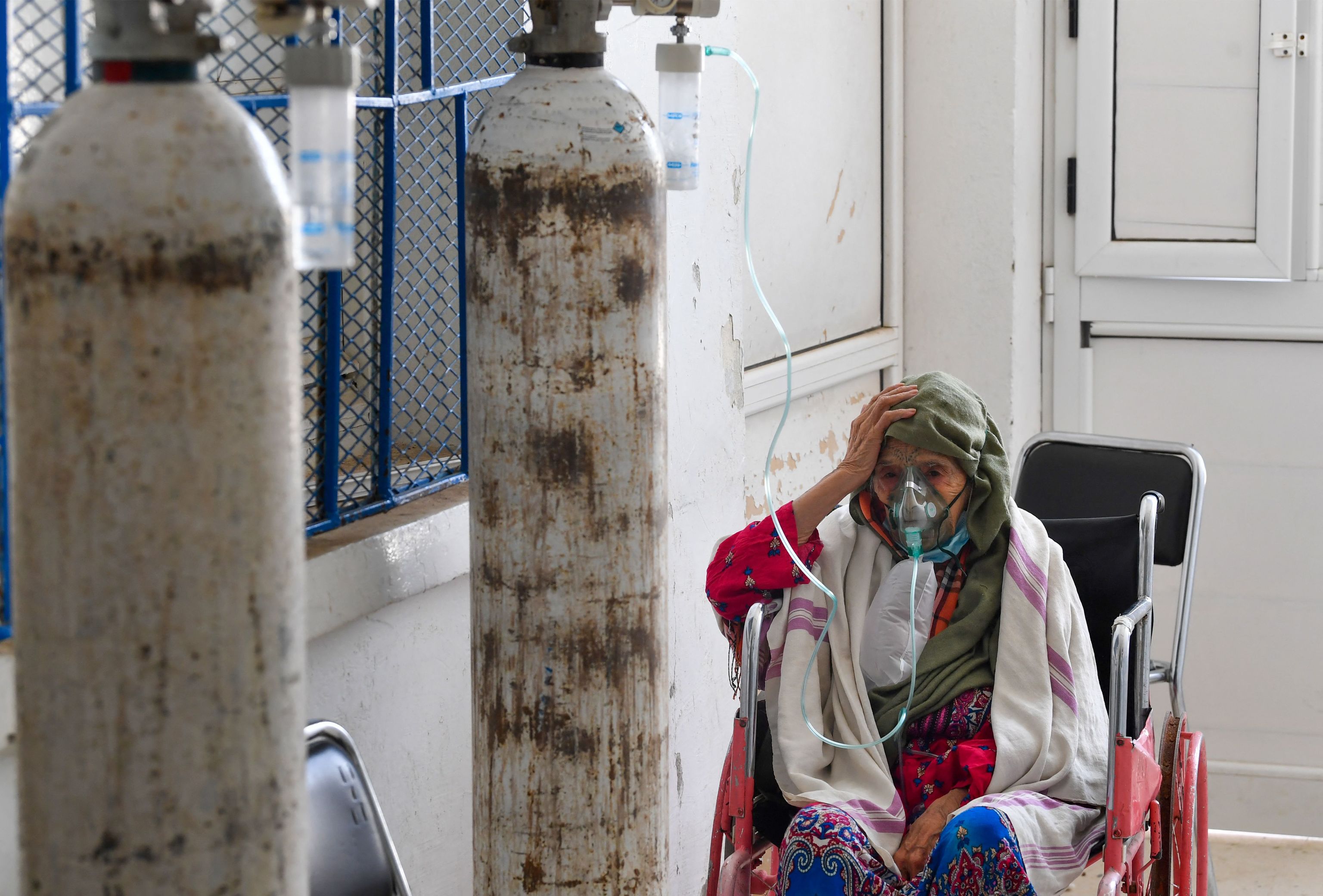 Una mujer recibe oxígeno en el hospital Ibn al-Jazzar de Kairouan (Túnez).