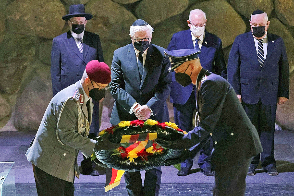 Frank-Walter Steinmeier (C) en su visita a Jerusaln.