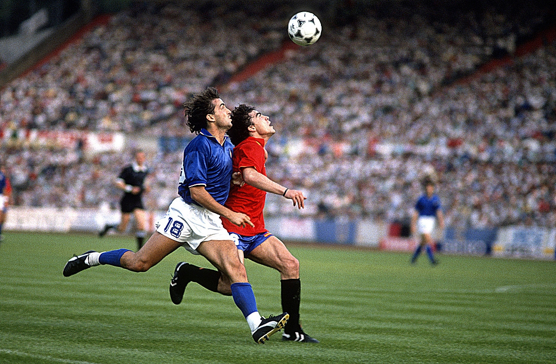 Sanchis pelea con un baln con Mancini en la Euro 1988.