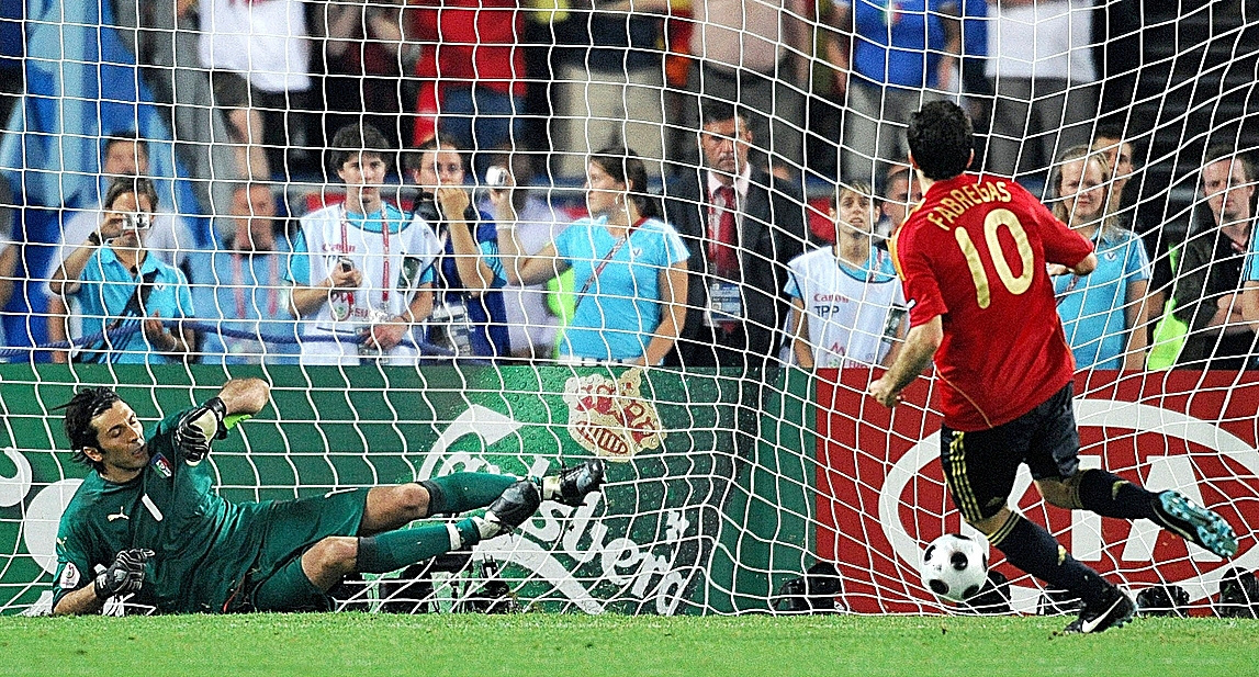 Fbregas engaa a Buffon en la tanda de penaltis de 2008.