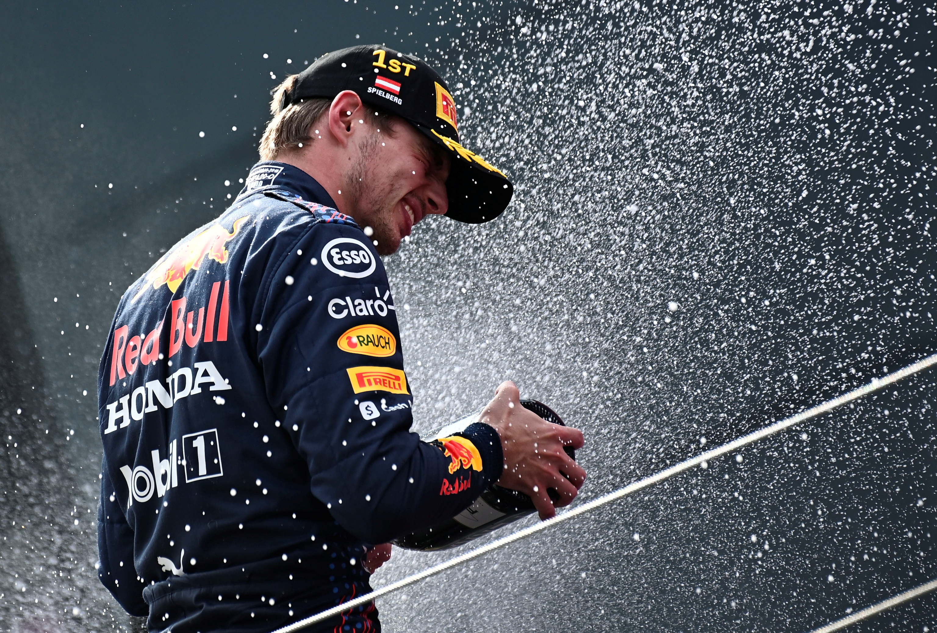 Verstappen celebra su victoria en el GP de Austria.