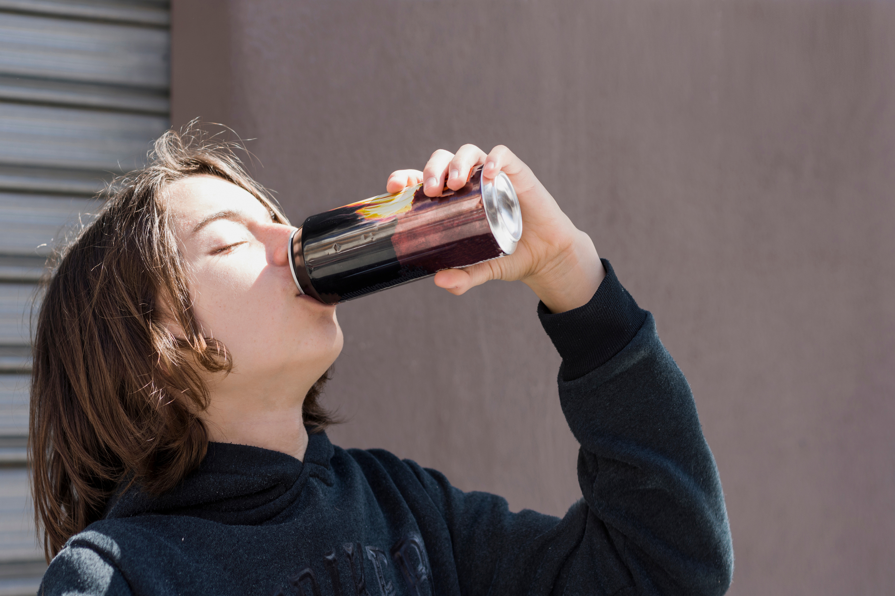 Bebidas energéticas: qué son y por qué no deberían beberlas los adolescentes
