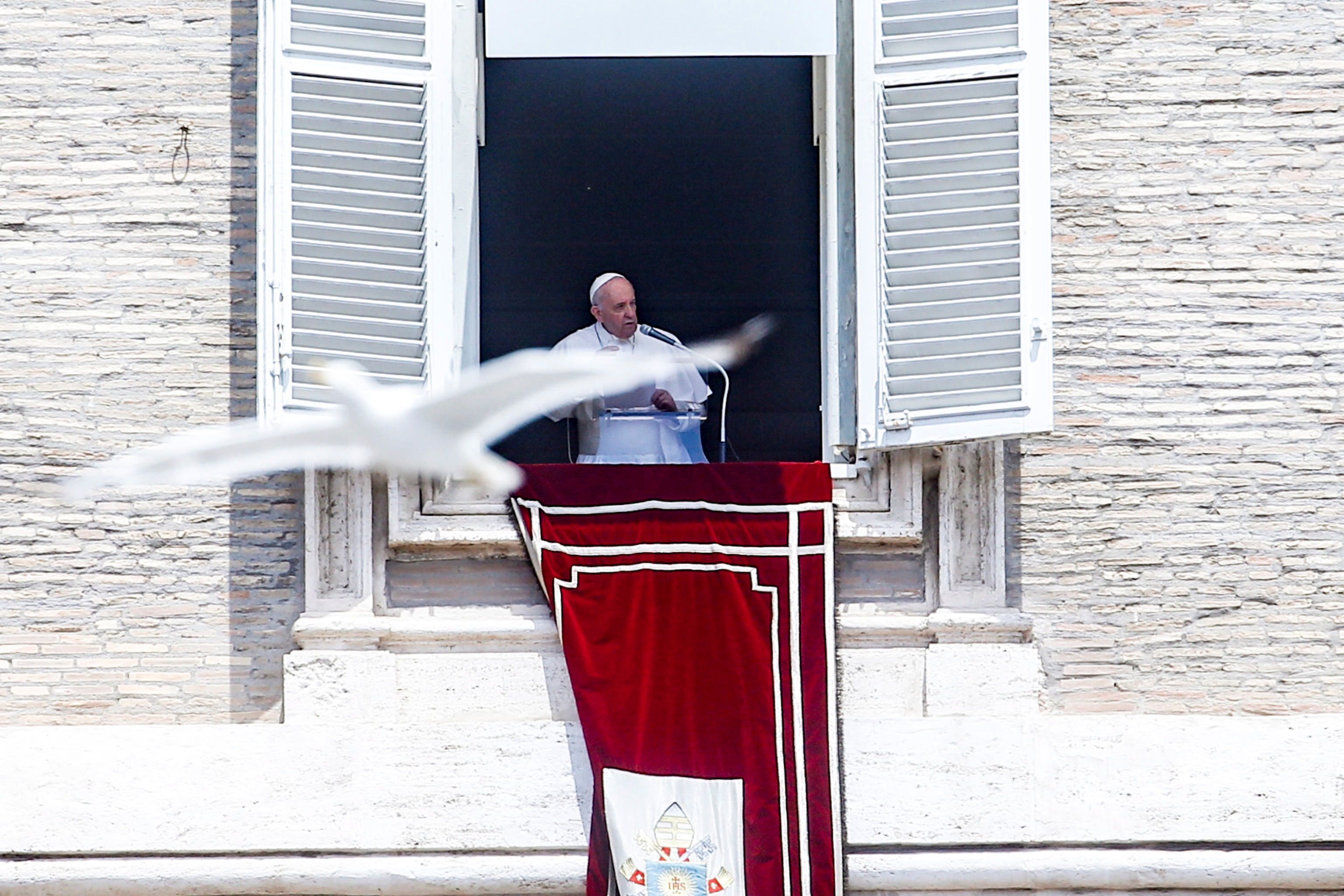 El papa Francisco recita la oracin del Angelus desde la ventana de su estudio, en la plaza de San Pedro del Vaticano.