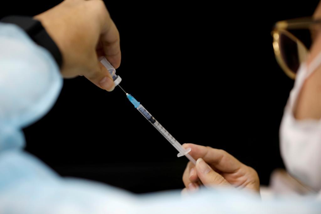 Una sanitaria prepara una vacuna contra el coronavirus.